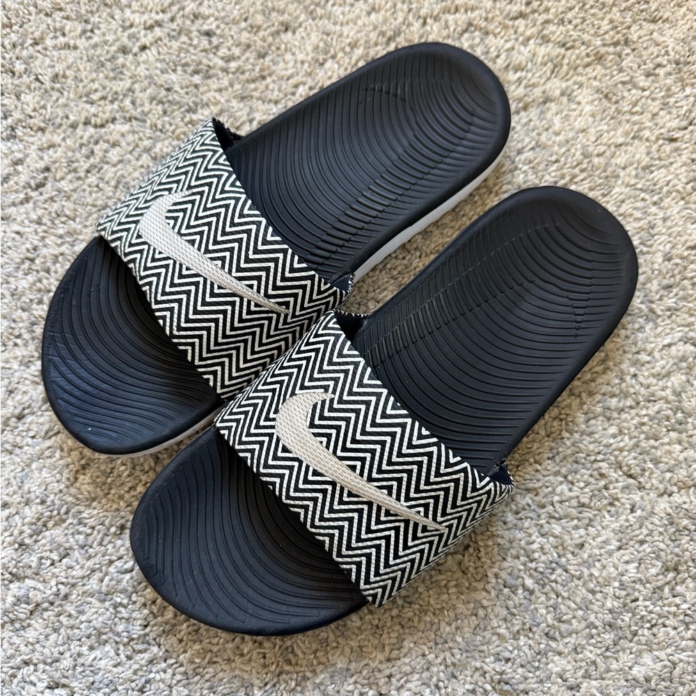 Nike • Chevron Slides
